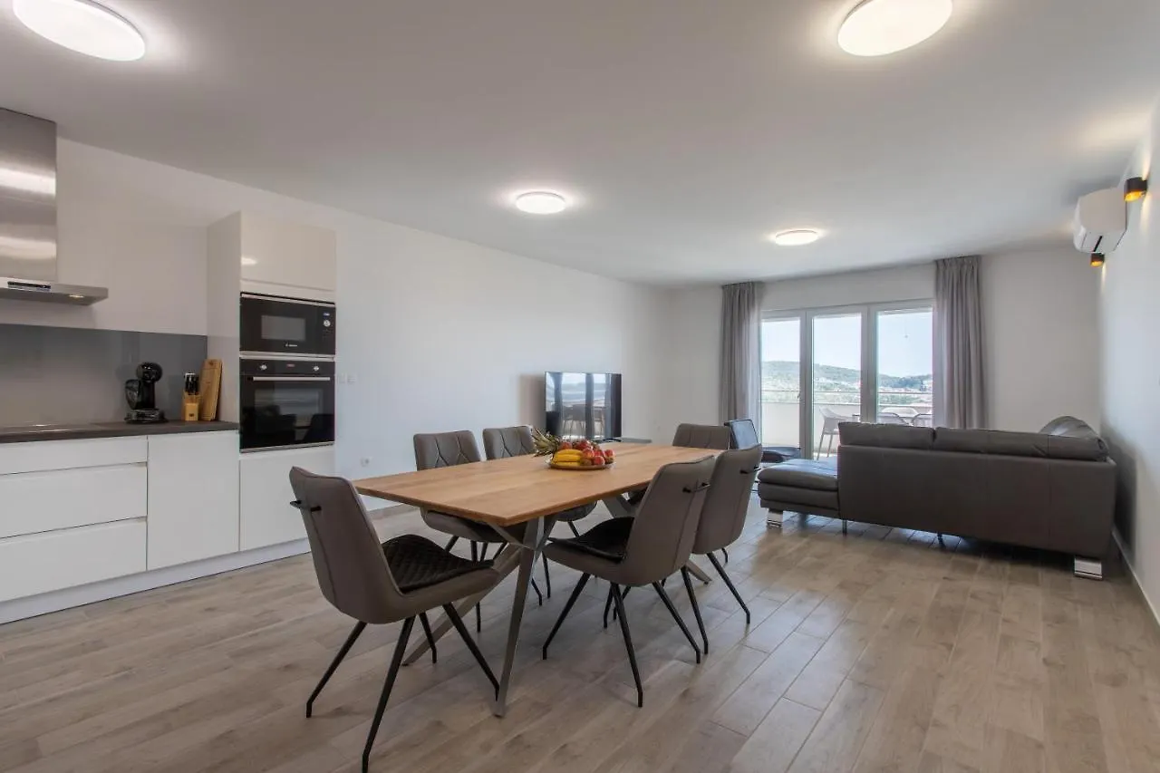 Apartments Top Hill Trogir 0*,